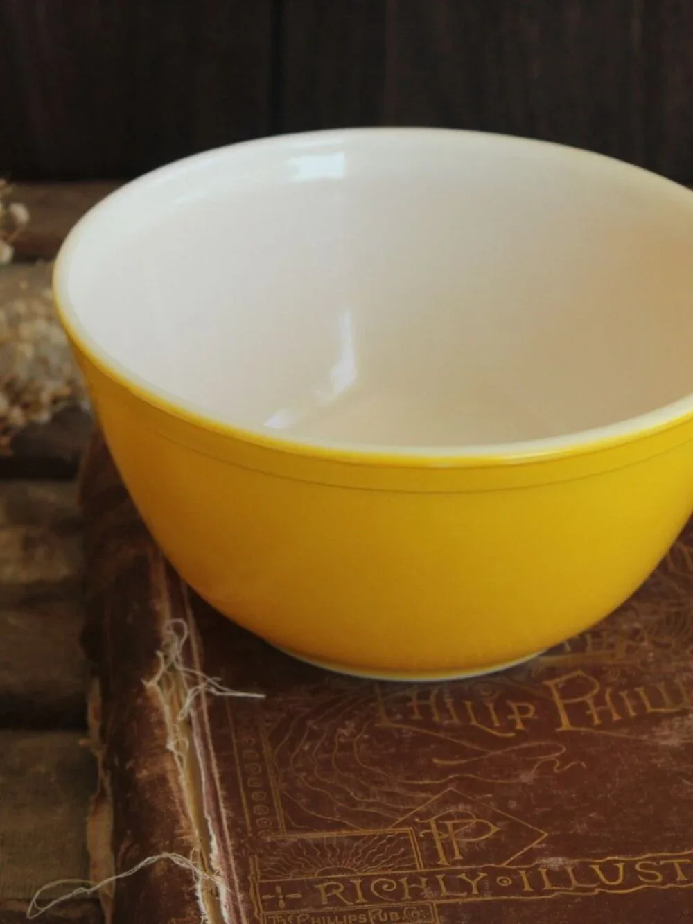 Vintage 1960s 1970s Pyrex #402 Yellow Daisy Mixing Bowl, 1.5 Quart, Retro Kitche